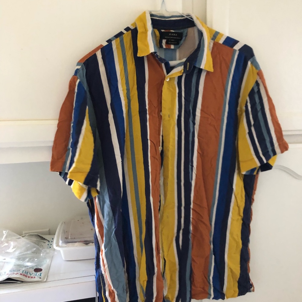 Vertical tripped button down